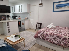 St Kilda Lovely Studio Apartment